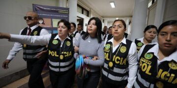 Fotografía cedida por Poder Judicial de la ex primera ministra de Perú Betssy Chávez (c) junto integrantes de la policía hoy, en Tacna (Perú).EFE/Poder Judicial