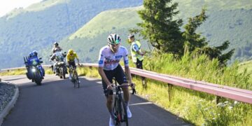 UAE Team Emirates' Slovenian rider Tadej Pogacar wearing the best young rider's white jersey (R) cycles ahead of Jumbo-Visma's Danish rider Jonas Vingegaard wearing the overall leader's yellow jersey in the ascent of the Puy de Dome in the final kilometers of the 9th stage of the 110th edition of the Tour de France cycling race, 182,5 km between Saint-Leonard-de-Noblat and Puy de Dome, in the Massif Central volcanic mountains in central France, on July 9, 2023. (Photo by Bernard PAPON / POOL / AFP)
