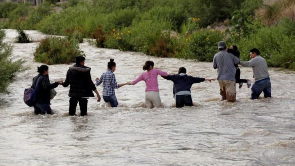 Migrantes centroamericanos formando una cadena humana para cruzar el río Bravo para ingresar ilegalmente a Estados Unidos (Foto: Reuters)