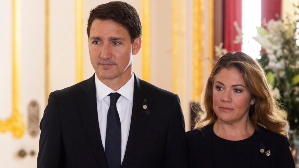 El primer ministro de Canadá Justin Trudeau y su esposa Sophie Trudeau llegan para firmar un libro de condolencias en Lancaster House, en Londres el 17 de septiembre de 2022 tras la muerte de la reina Isabel II. | Fuente: AFP