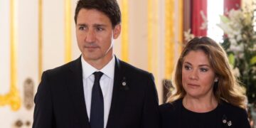 El primer ministro de Canadá Justin Trudeau y su esposa Sophie Trudeau llegan para firmar un libro de condolencias en Lancaster House, en Londres el 17 de septiembre de 2022 tras la muerte de la reina Isabel II. | Fuente: AFP