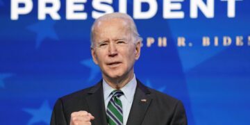 Joe Biden, que se encuentra esta semana de visita a Nuevo México y Utah, firmó una orden ejecutiva para evitar inversiones estadounidenses en tecnología sensible militarmente en china. REUTERS.