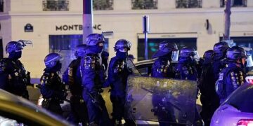 Agentes de la policía francesa patrullan las calles de la zona de los Campos Elíseos en París a principios de julio.LUDOVIC MARINAFP