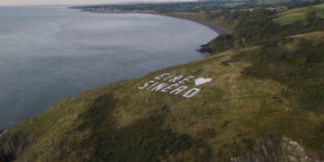 Sinéad O'Connor es homenajeada con un letrero gigante cerca de su casa en Irlanda Foto: Instagram/ tenthmanhello