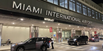 Viajes internacionales en Miami: puertas de salida con reconocimiento facial.