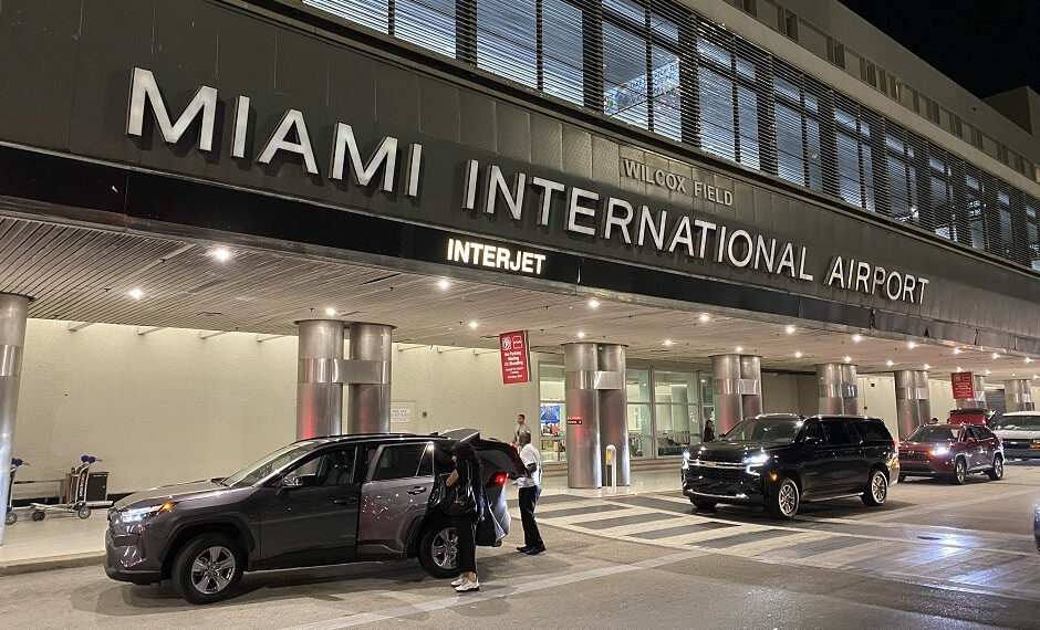 Viajes internacionales en Miami: puertas de salida con reconocimiento facial.