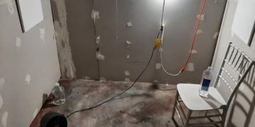 El interior de una celda de bloques de cemento donde Negasi Zuberi supuestamente mantuvo cautiva a una mujer en su casa en Klamath Falls, Oregon. FBI Oregón