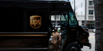 Un conductor de UPS realiza una entrega el 30 de junio de 2023 en Miami, Florida. Imágenes de Joe Raedle/Getty