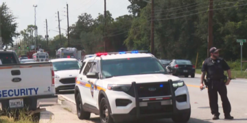 La policía trabaja en la escena de un tiroteo en Jacksonville, Florida, el sábado. Noticias NBC