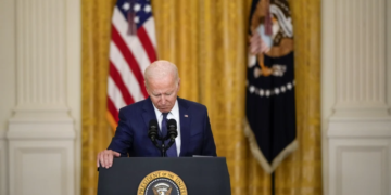El presidente Joe Biden hace una pausa mientras habla después de que 13 miembros del servicio estadounidense murieran en el ataque al aeropuerto de Kabul el 26 de agosto de 2021.Archivo de Drew Angerer / Getty Images