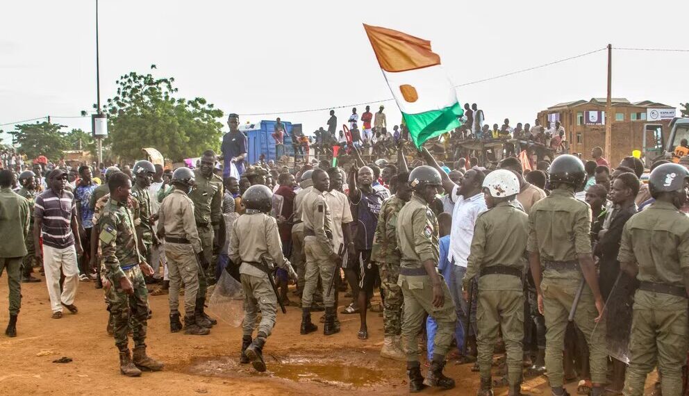 Partidarios de la junta de Níger participan en una manifestación frente a una base del ejército francés en Niamey (REUTERS/Mahamadou Hamidou)