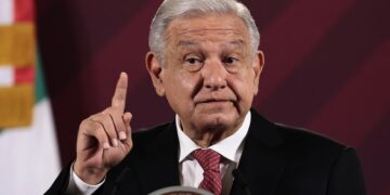 El presidente de México, Andrés Manuel López Obrador, volvió a referirse a su homóloga peruana, Dina Boluarte, este lunes 15 de mayo. (Foto: José Méndez / EFE)