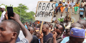 "Abajo Francia" dice en una rústica pancarta llevada por manifestatantes por las calles de Niamey, capital de NígerImagen: Djibo Issifou/dpa/picture alliance