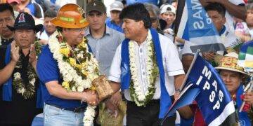 El presidente de Bolivia, Luis Arce (i), y el expresidente boliviano Evo Morales, en una fotografía de archivo. EFE/Jorge Ábrego
