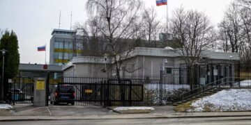 Vista de la Embajada de Rusia en Estocolmo, Suecia, 6 de abril de 2022. Agencia de Noticias TT/Anders Wiklund vía REUTERS