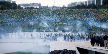 Partidarios del expresidente brasileño Jair Bolsonaro se manifiestan contra el presidente Luiz Inácio Lula da Silva el 8 de enero de 2023 (REUTERS/Adriano Machado)