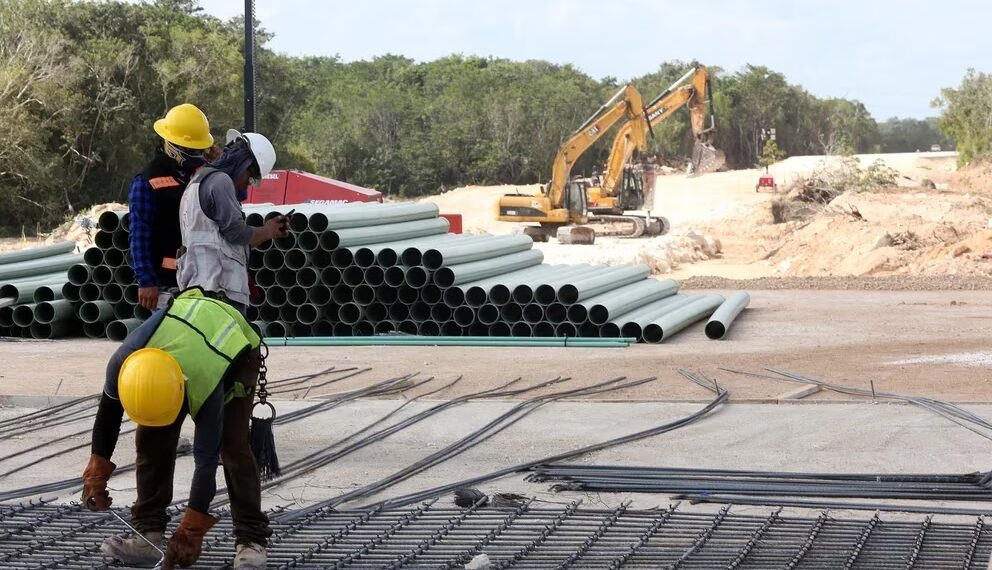 Trabajadores laboran en la construcción del tramo 4 del Tren Maya, en el libramiento Playa del Carmen, Quintana Roo (México). Imagen de archivo. EFE/Alonso Cupul