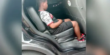La policía arrestó a un niño de 10 años el 10 de agosto por orinar detrás del auto de su madre en Senatobia, Mississippi. (Latonya Eason/Facebook)