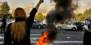 Varios iraníes protestan por la muerte de Mahsa Amini, de 22 años, después de que fuera detenida por la policía moral (AP Foto/Middle East Images, archivo)