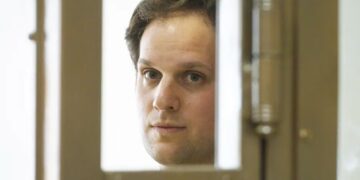 El periodista del diario Wall Street Journal, Evan Gershkovich, en una celda de vidrio en el tribunal municipal de Moscú, Rusia, 22 de junio de 2023. (AP Foto/Dmitry Serebryakov, File)