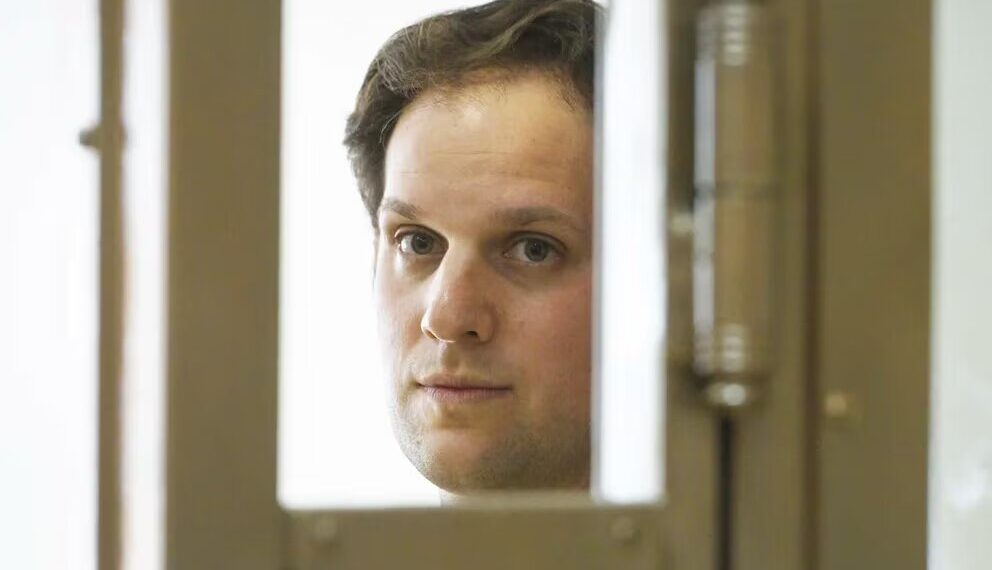 El periodista del diario Wall Street Journal, Evan Gershkovich, en una celda de vidrio en el tribunal municipal de Moscú, Rusia, 22 de junio de 2023. (AP Foto/Dmitry Serebryakov, File)