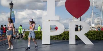 Turistas pasean cerca de un muelle en la baha de San Juan, Puerto Rico, el 3 de agosto de 2021. (AP Foto/Carlos Giusti, Archivo) (Carlos Giusti, Copyright 2021 The Associated Press. All rights reserved.)