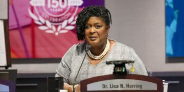 Dr. Lisa Herring se retira de su puesto como SuperIntendente por votación de la Junta escolar de Atlanta.