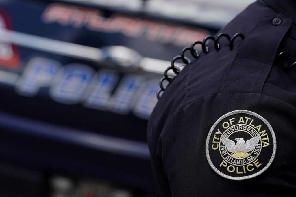 El logotipo del Departamento de Policía de Atlanta se ve en un oficial del Departamento de Policía de Atlanta en Atlanta. (Elijah Nouvelage/Reuters)