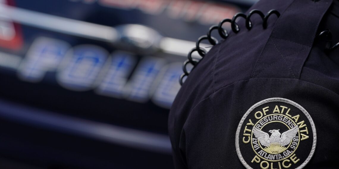 El logotipo del Departamento de Policía de Atlanta se ve en un oficial del Departamento de Policía de Atlanta en Atlanta. (Elijah Nouvelage/Reuters)