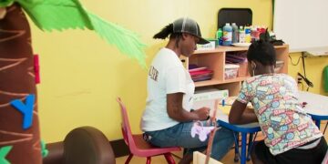La organización sin fines de lucro de Atlanta ofrece tutoría gratuita para estudiantes sin hogar