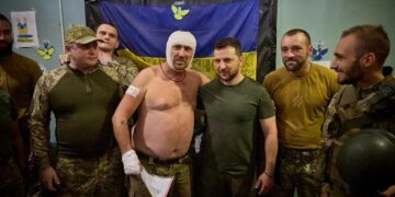 El presidente ucraniano, Volodimir Zelensky, visitó a las tropas ucranianas en el frente de Soledar (Reuters)