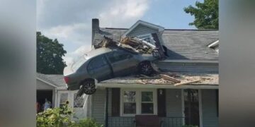 Auto impactado contra casa queda suspendido en el techo | Twitter / @PopCrave