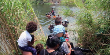 Migrantes cruzan el río Bravo para intentar ingresar a Estados Unidos en Matamoros, Tamaulipas. EFE/Abrahan Pineda-Jacome