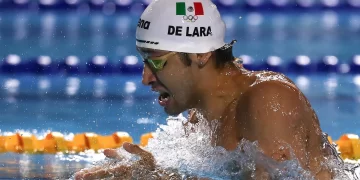 Miguel de Lara compite en 4x100 combinado masculino en la natación de los Juegos Centroamericanos y del Caribe en San Salvador. Foto de EFE/ José Jácome