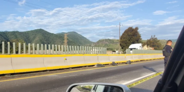 Presuntos restos humanos sobre la autopista Orizaba-Puebla. Foto de @isaiasmunozm