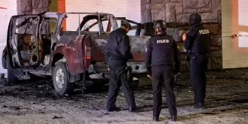 Policía investigan los restos de un coche bomba que explotó en los exteriores del edificio del Servicio Nacional de Atención Integral a Personas Privadas de Libertad (SNAI), en Quito. | Fotógrafo: EFE