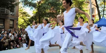 Estudiantes de la Escuela de Danza bailando en "A La Calle Block Party" en el 2019. BILLY PENNANT