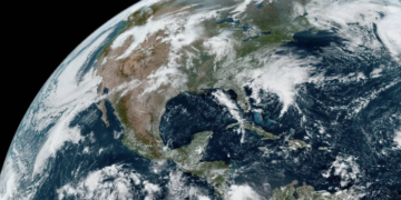 Un sistema meteorológico en el Océano Atlántico se acerca a Carolina del Norte el jueves.NOAA