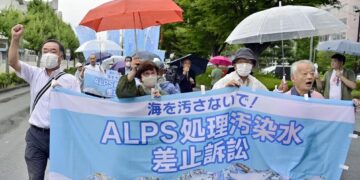 Demandantes y sus seguidores, que exigen la revocación del plan de descarga de agua de TEPCO (Kyodo News via AP)