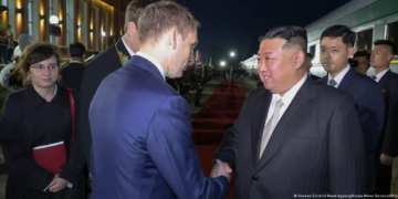 Kim Jong-un (derecha) saludando al ministro ruso de Recursos Naturales y Ecología, Alexander Kozlov. Imagen: Korean Central News Agency