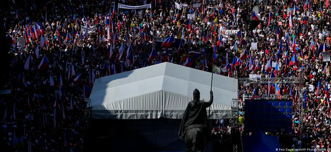Manifestación en la Plaza de Venceslao de la capital checa.Imagen: Petr David Josek/AP Photo/picture alliance