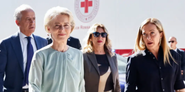 Ursula von der Leyen y Giorgia Meloni durante la visita a Lampedusa.Imagen: YARA NARDI/REUTERS