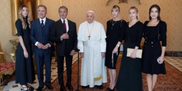 El papa Francisco posa con Sylvester Stallone y su familia (Vatican Media/­Handout via REUTERS)