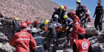 Rescatistas marroquíes trabajan en equipo para rescatar a una víctima del terremoto (Fernando Sánchez/Europa Press)