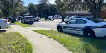 Un informe de la policía de Gainesville señaló que la víctima fue identificada como Omer Herman Morris, de 37 años(WCJB)