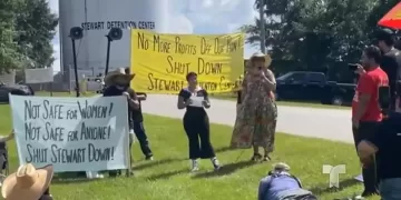 Activistas protestaron en agosto del año pasado frente al centro de detención de Stewart para exigir el cierre de la cárcel. Crédito: Difusión
