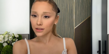 Una captura de pantalla del nuevo vídeo de Ariana Grande para Vogue.