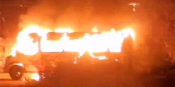 La quema de una unidad de transporte de la línea México – Tizayuca generó un paro de actividades de choferes de la ruta Foto: Especial