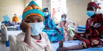 Una niña en un centro médico en Nigeria - UNICEF/ADEOKUN ADESEGUN