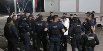 Las fuerzas de seguridad dialogaron con los civiles para evitar confrontaciones. | Foto: Gobierno de Michoacán